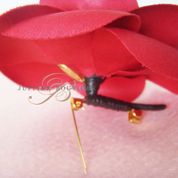 Chanel Camellia Brooch - ROUGE Beautiful - Picture 4 of 5